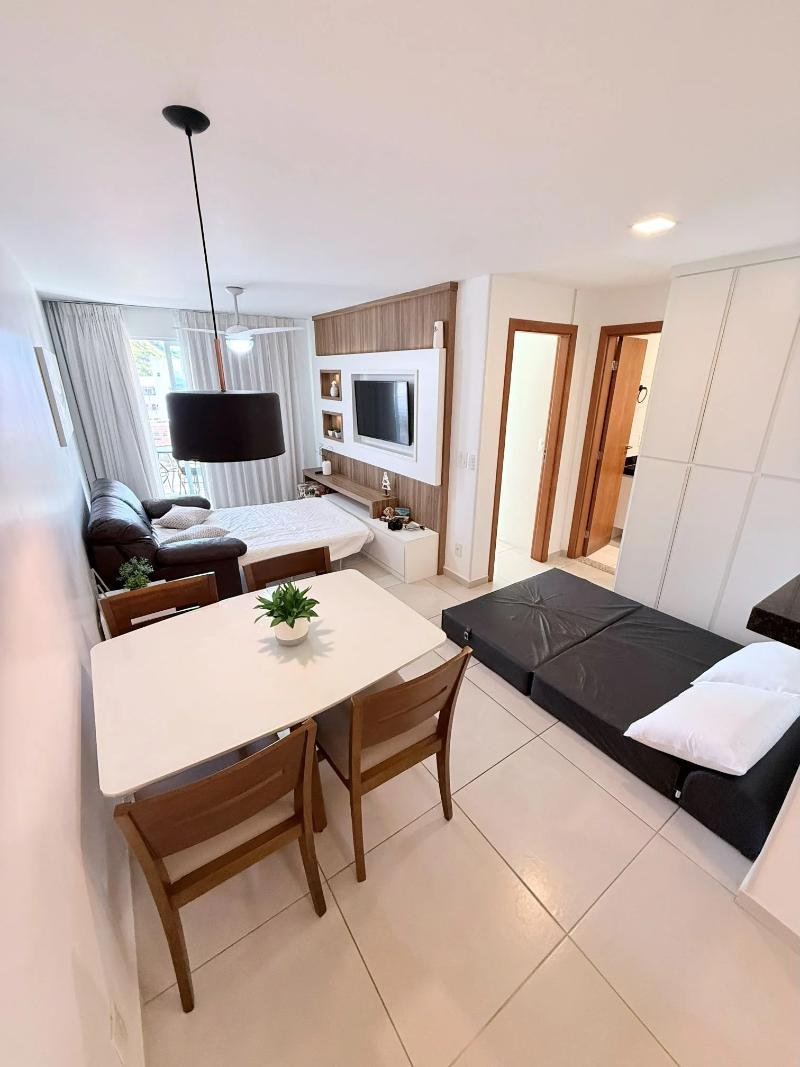 Sala de apartamento iluminada e decorada