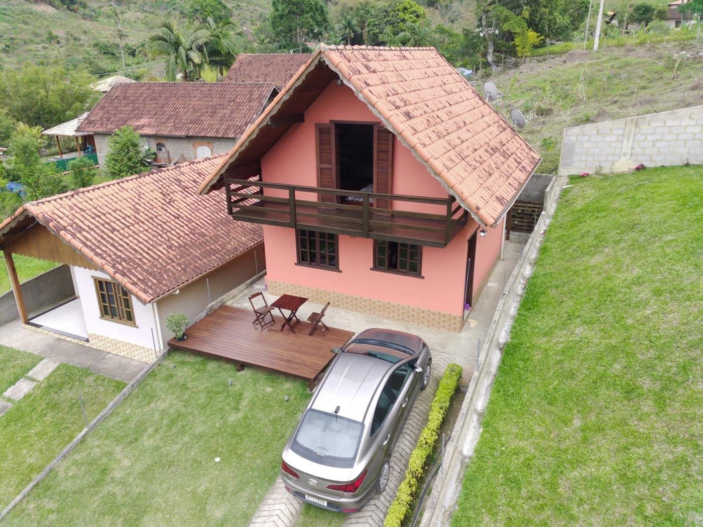Vista aérea de um chalé na serra