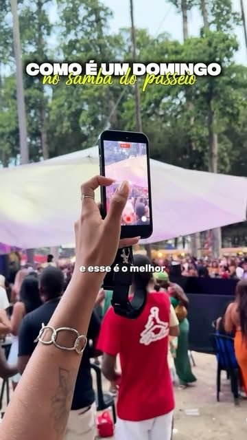 Público curtindo uma roda de samba