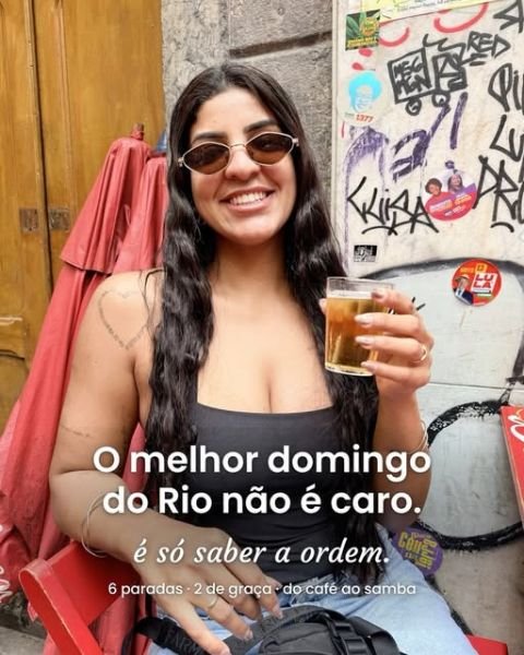 Jessica sentada com um drink