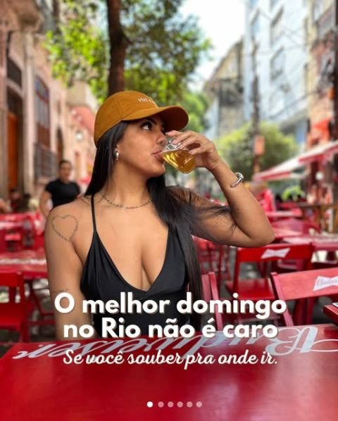 Jessica brindando com um chope