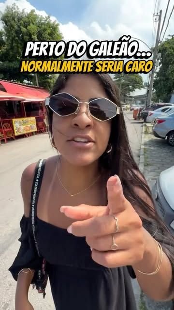 Jessica apontando para a câmera